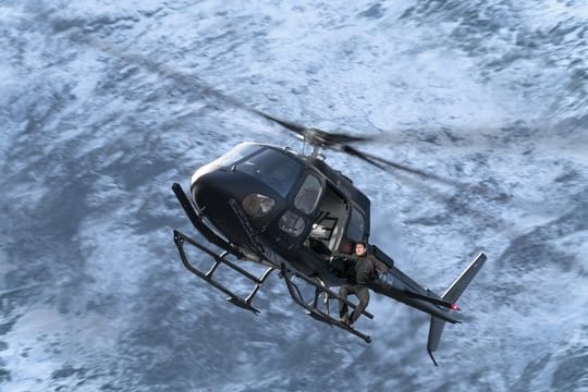 Tom Cruise macht wieder alles selbst: Bei einem Stunt für "Mission Impossible: Fallout" unternimmt er einen waghalsigen Helikopter-Flug.