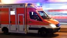 Ein Rettungswagen im Einsatz: In Brandenburg kam es zu einem tragischen Unfall.