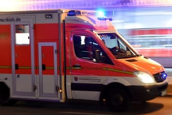 Ein Rettungswagen im Einsatz: In Brandenburg kam es zu einem tragischen Unfall.