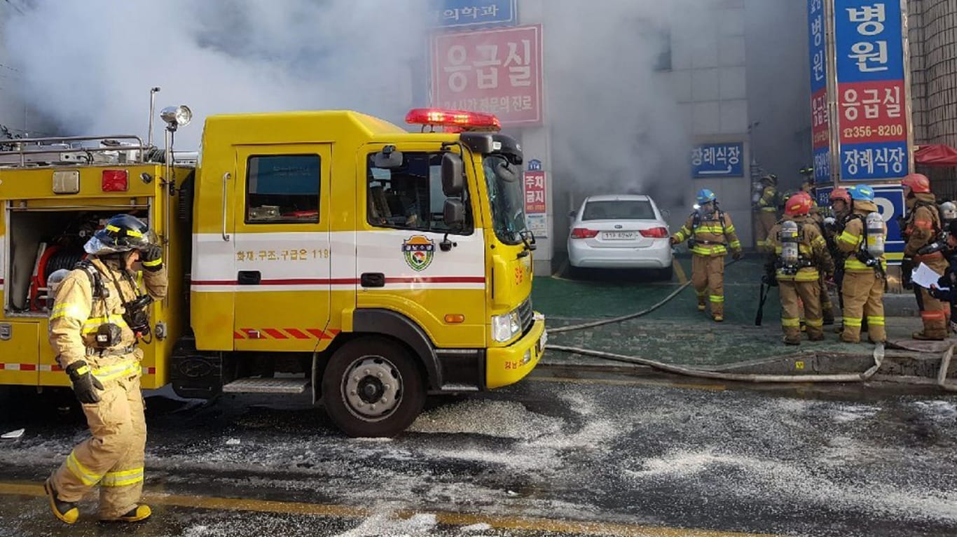 Einsatzkräfte vor dem Krankenhaus: Das Feuer brach in der Notaufnahme der Klinik aus.