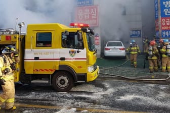 Einsatzkräfte vor dem Krankenhaus: Das Feuer brach in der Notaufnahme der Klinik aus.