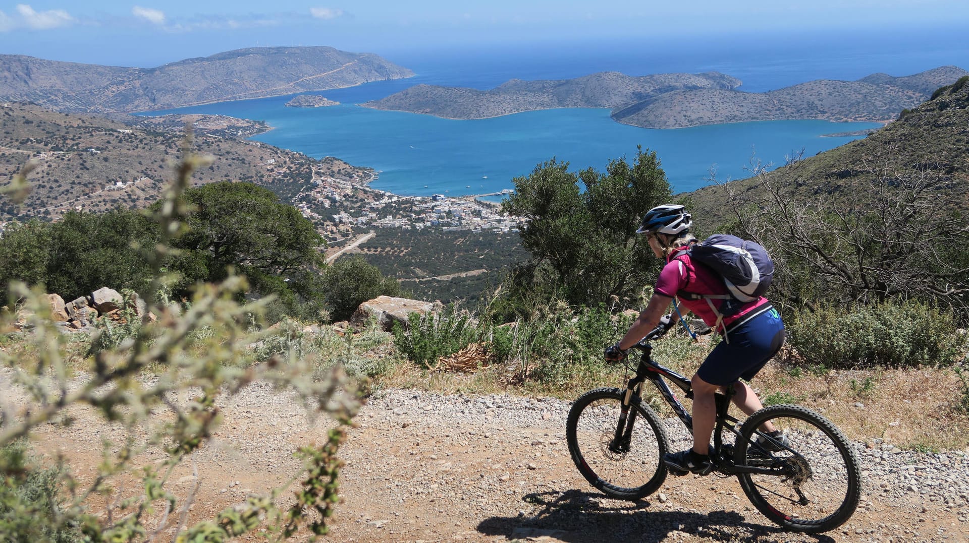 Mountainbiken bei Elounda, Kreta: Auf Griechenlands größter Insel herrscht nicht allzu viel Autoverkehr – das kommt den Radfahrern entgegen.