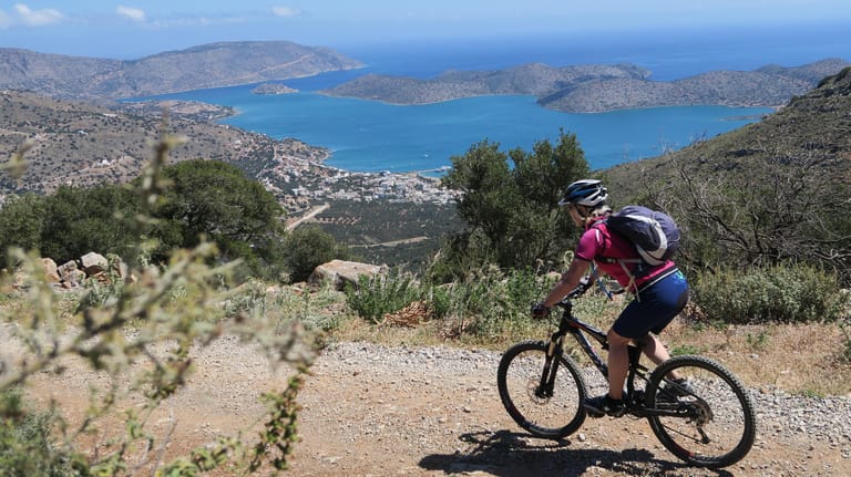 Mountainbiken bei Elounda, Kreta: Auf Griechenlands größter Insel herrscht nicht allzu viel Autoverkehr – das kommt den Radfahrern entgegen.