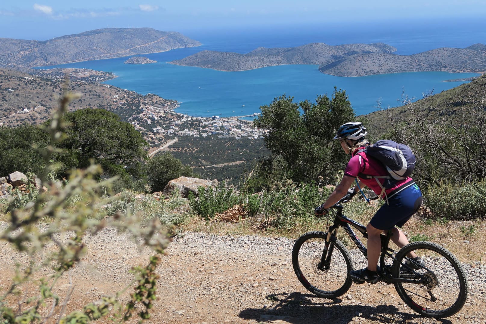 Mountainbiken bei Elounda, Kreta: Auf Griechenlands größter Insel herrscht nicht allzu viel Autoverkehr – das kommt den Radfahrern entgegen.