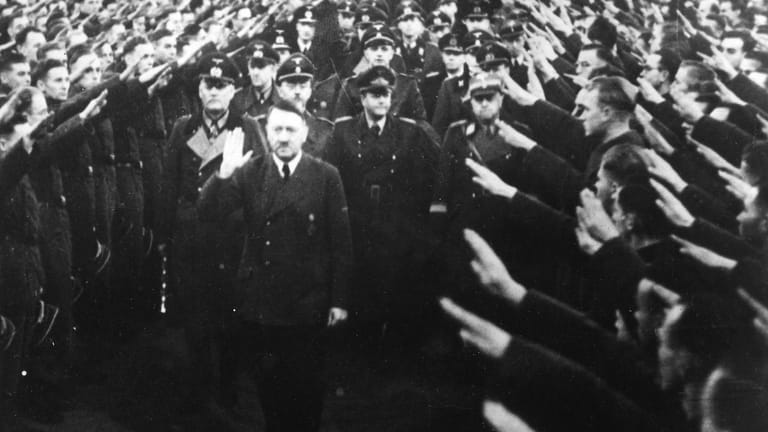 Adolf Hitler: Der "Führer" 1943 beim Appell der Offiziersanwärter in der Jahrunderthalle in Breslau.