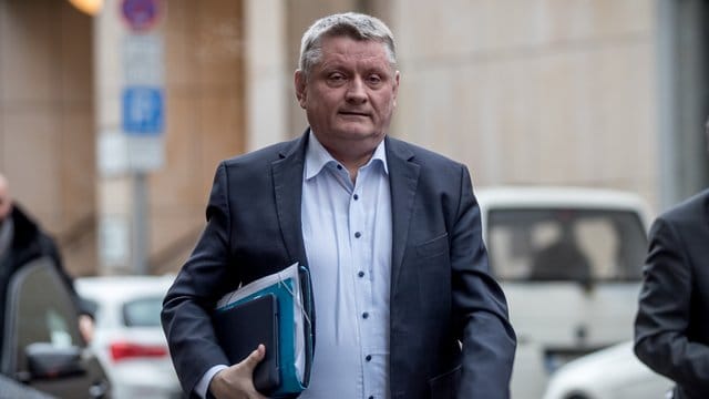 "Milliardenschwere Mehrlasten für gesetzlich Versicherte durch eine Zwangsvereinigung von gesetzlicher und privater Krankenversicherung oder einheitliche Arzthonorare lehne ich ab", sagt Gröhe. "Milliardenschwere Mehrlasten für gesetzlich Versicherte durch eine Zwangsvereinigung von gesetzlicher und privater Krankenversicherung oder einheitliche Arzthonorare lehne ich ab", sagt Gröhe.