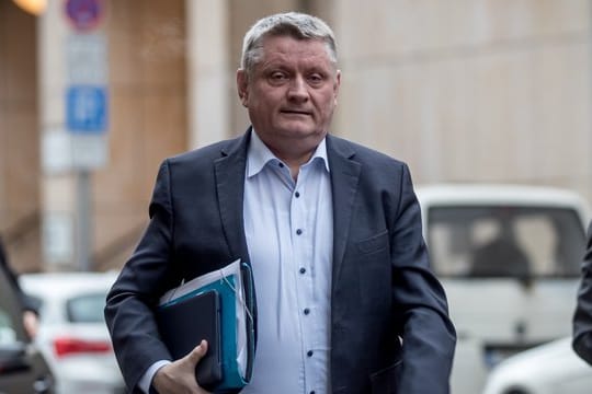 "Milliardenschwere Mehrlasten für gesetzlich Versicherte durch eine Zwangsvereinigung von gesetzlicher und privater Krankenversicherung oder einheitliche Arzthonorare lehne ich ab", sagt Gröhe.