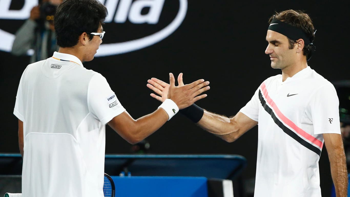 Halbfinale vorzeitig beendet: Chung Hyeon (l.) gab nach zwei Sätzen gegen Roger Federer auf.