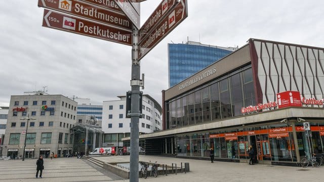 In den vergangenen Monaten, aber geballt im Januar, hatte es in Cottbus Attacken und Bedrohungen zwischen Einheimischen und Ausländern gegeben - oftmals handelte es sich um Konflikte zwischen Jugendlichen. In den vergangenen Monaten, aber geballt im Januar, hatte es in Cottbus Attacken und Bedrohungen zwischen Einheimischen und Ausländern gegeben - oftmals handelte es sich um Konflikte zwischen Jugendlichen.