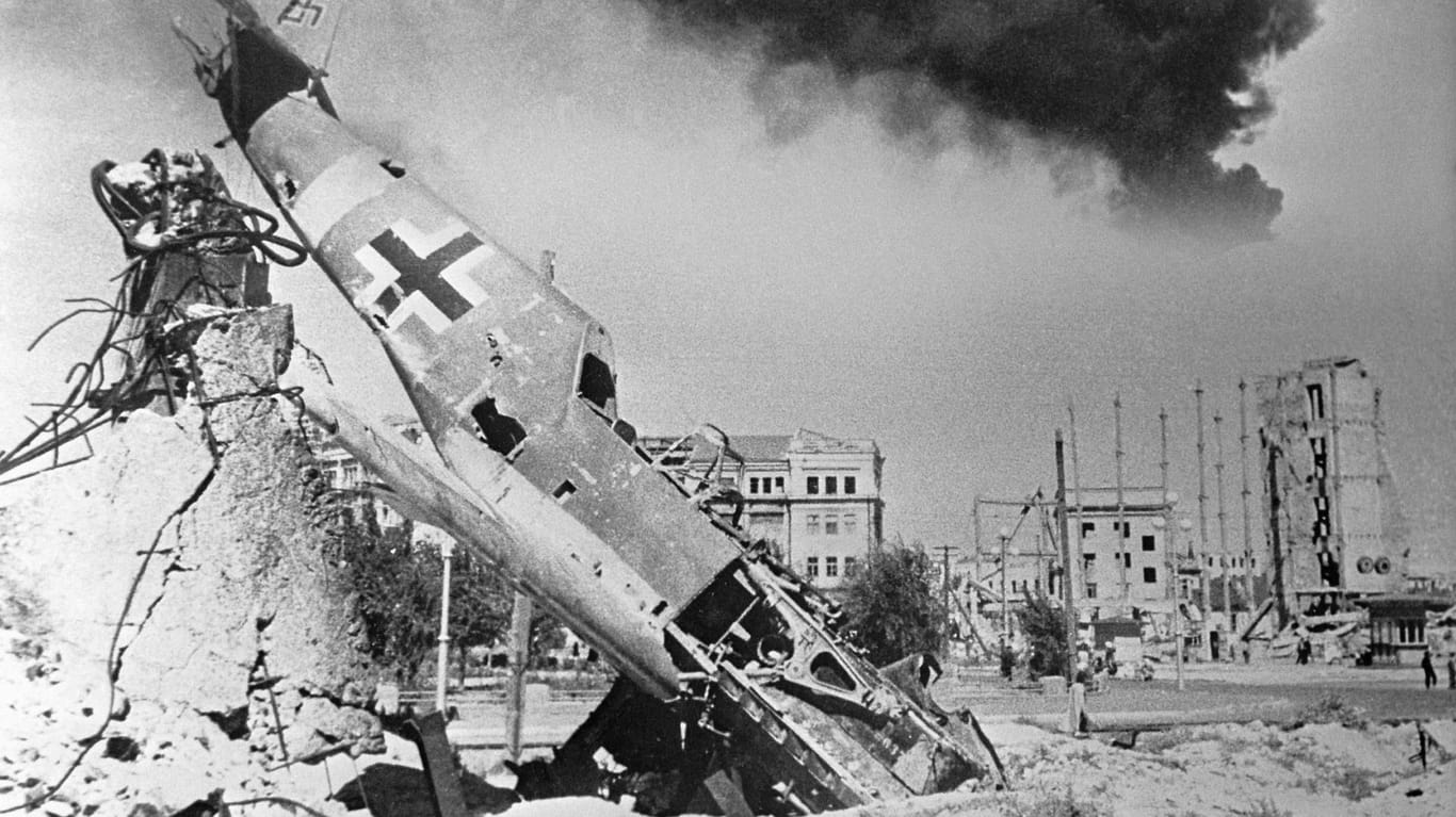 Erbitterte Kämpfe: Eine abgestürzte Messerschmitt Me 109 der Luftwaffe vor den Trümmern Stalingrads