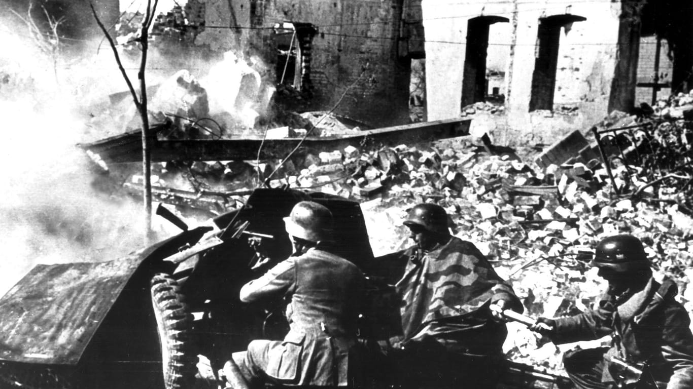 Straßenkampf in Stalingrad: Landser mit einer Panzerabwehrkanone