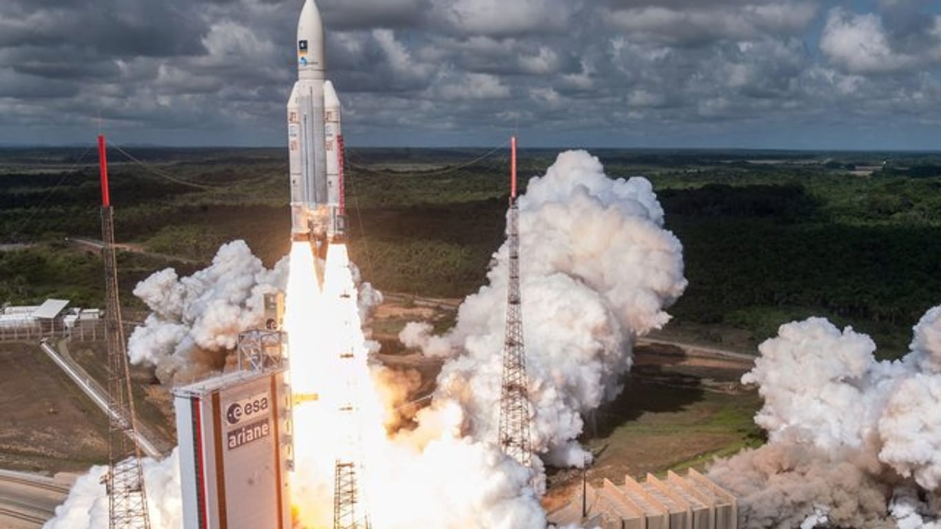 Eine Ariane-5-Rakete startet am 17.