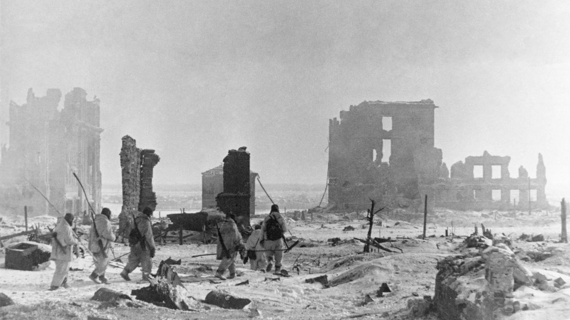 Trümmerfeld Stalingrad: Nach der deutschen Kapitulation betrachteten sowjetische Soldaten die zerstörte Stadt.