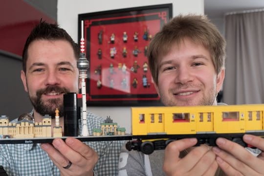 Stephan Birner (l) mit einer Berlin-Silhouette aus Lego-Steinen und Felix Fleischer mit einem Lego-Modell der Berliner U-Bahn.