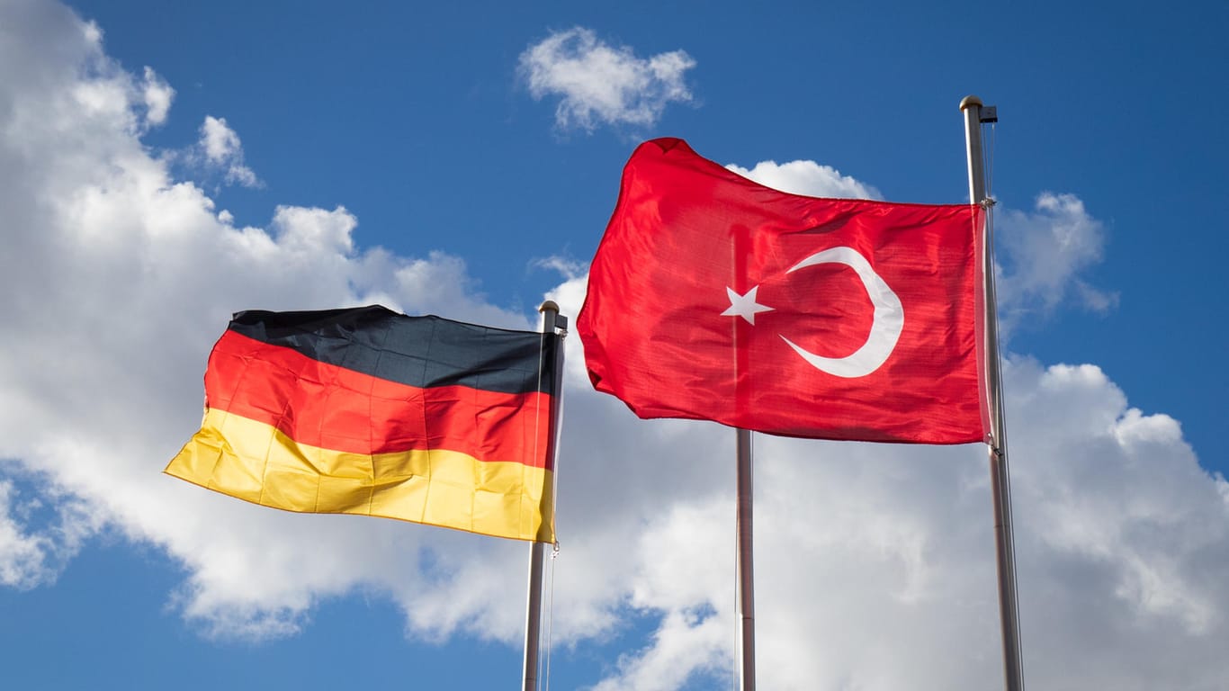 Deutsche und türkische Fahne vor einer DITIB-Moschee in Hamburg: Man dürfe Religion und Politik nicht miteinander vermischen, schreibt t-online.de-Kolumnistin Lamya Kaddor.