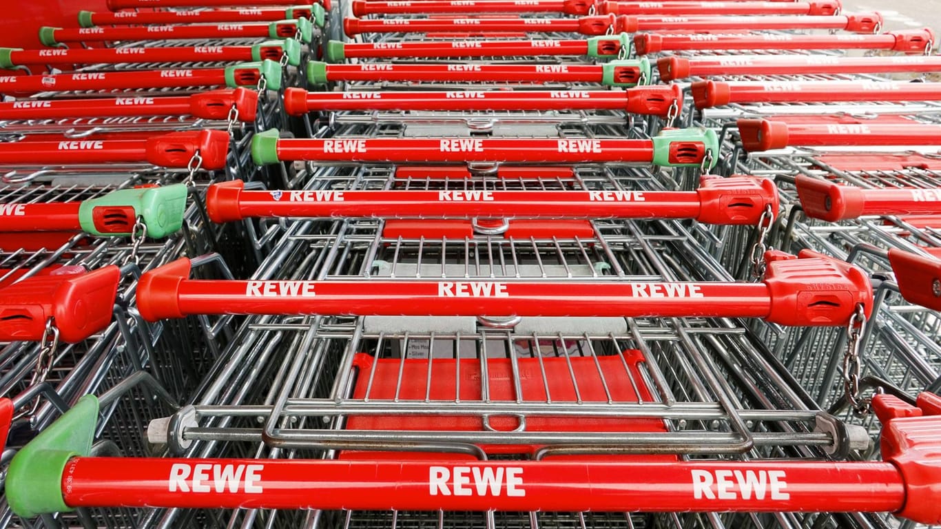 Einkaufswagen von Rewe: Im Internet kursiert eine neue Spam-Welle. Die Betrüger ködern ihre Opfer mit Einkaufsgutscheinen.
