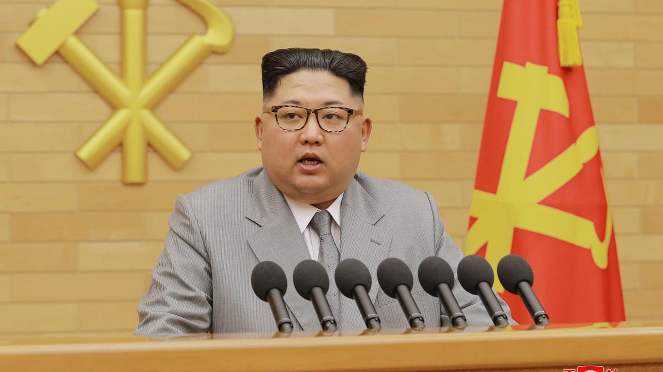Der nordkoreanische Machthaber Kim Jong Un bei einer Ansprache. Das abgeschottete Land soll durch Kohleexporte über Russland die von der UN verhängten Wirtschaftssanktionen umgangen haben