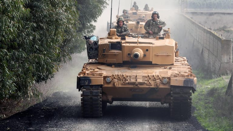 Türkische Panzer in der Nähe der türkisch-syrischen Grenze.