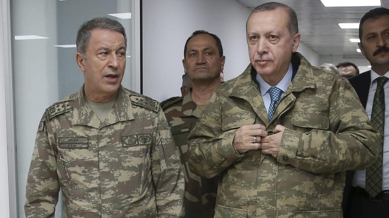 Der türkische Präsident Recep Tayyip Erdogan (r) und Stabschef Hulusi Akar in Hatay (Türkei), nahe der syrischen Grenze.