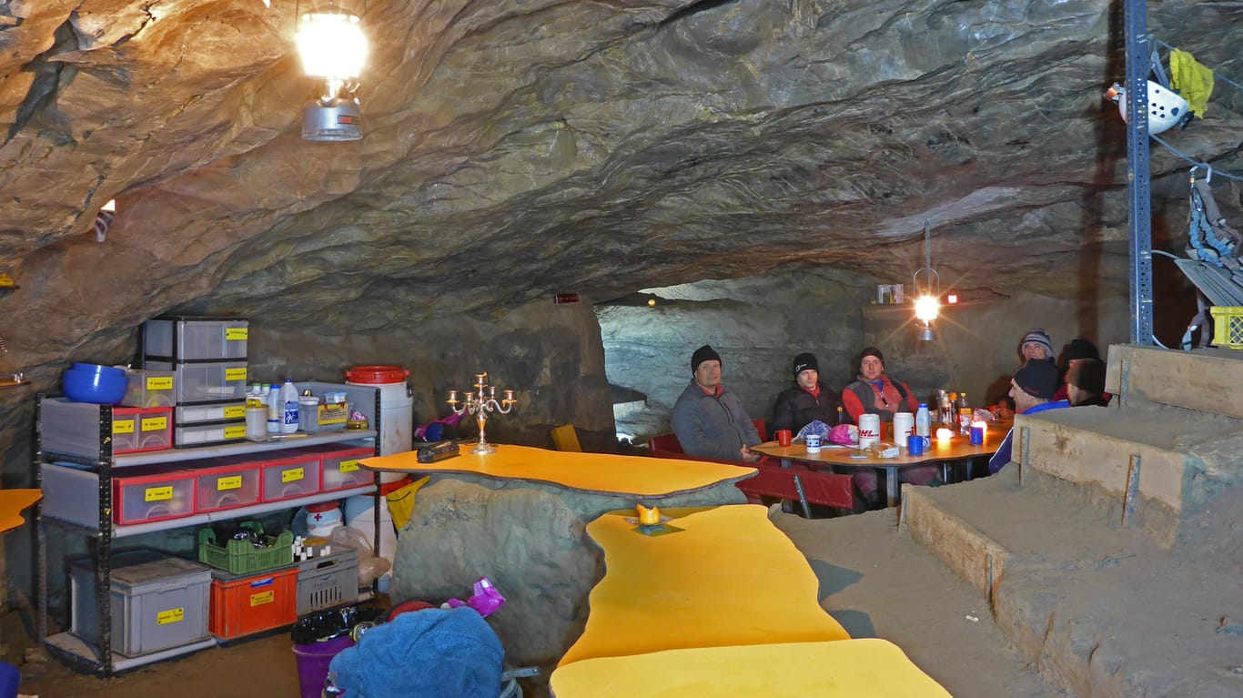 Touristen halten sich im Höhlensystem des Hölloch (Schweiz) im Muotathal in einem geräumigen Gewölbe auf. Weil Hochwasser den Zugang versperrte, saßen sieben Touristen tagelang in dem Biwak fest.