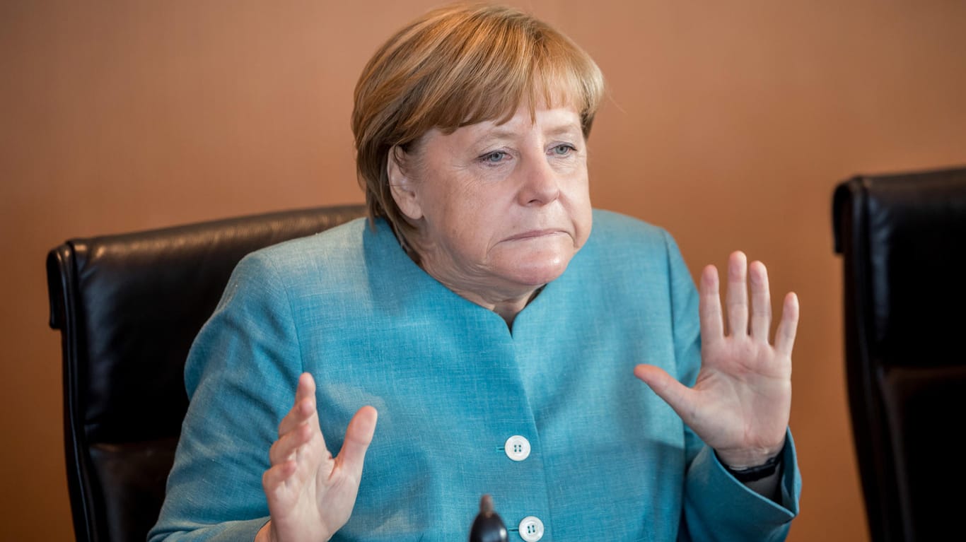 Angela Merkel vor Beginn der Sitzung des Bundeskabinetts im Kanzleramt: Die Kanzlerin ringt in den Verhandlungen um eine Große Koalition zwischen Union und SPD.