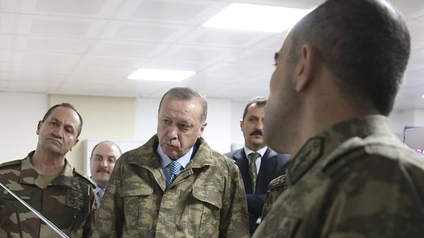 Präsident Recep Tayyip Erdogan (M) während eines Briefings des türkischen Militärs in Hatay nahe der syrischen Grenze.