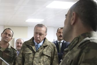 Präsident Recep Tayyip Erdogan (M) während eines Briefings des türkischen Militärs in Hatay nahe der syrischen Grenze.