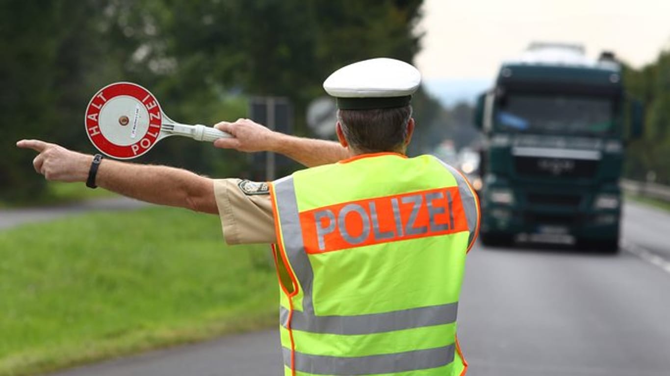 Blitz-Marathon auf der Bundesstraße 27 in Bayern: Der Verkehrsgerichtstag spricht sich für schärfere Sanktionen aus, vor allem für Überhol-, Tempo- und Abstandsverstöße.