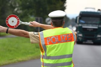 Blitz-Marathon auf der Bundesstraße 27 in Bayern: Der Verkehrsgerichtstag spricht sich für schärfere Sanktionen aus, vor allem für Überhol-, Tempo- und Abstandsverstöße.