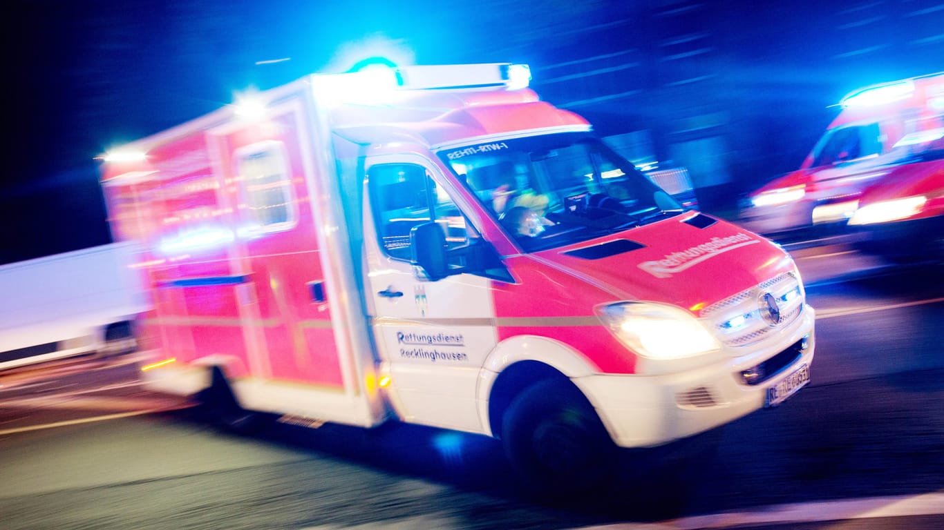 Ein Rettungswagen der Feuerwehr: Beim Zusammenprall zweier Autos wurden fünf Menschen verletzt, die alle ins Krankenhaus gebracht wurden.