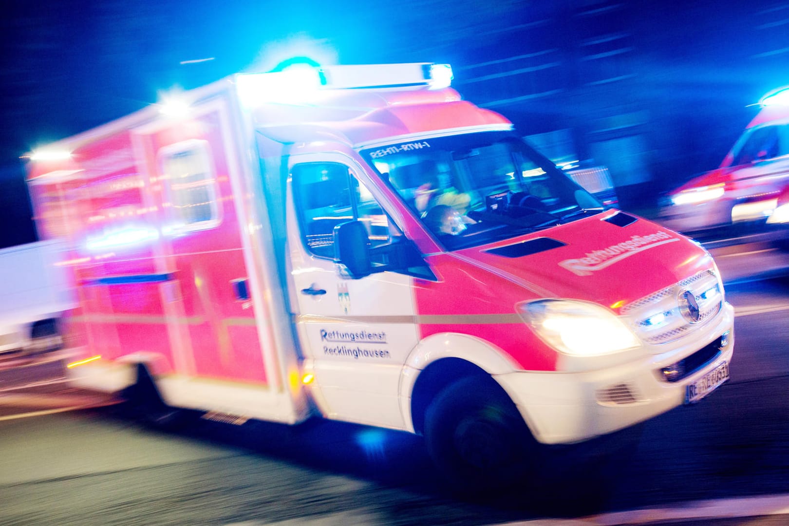 Ein Rettungswagen der Feuerwehr: Beim Zusammenprall zweier Autos wurden fünf Menschen verletzt, die alle ins Krankenhaus gebracht wurden.