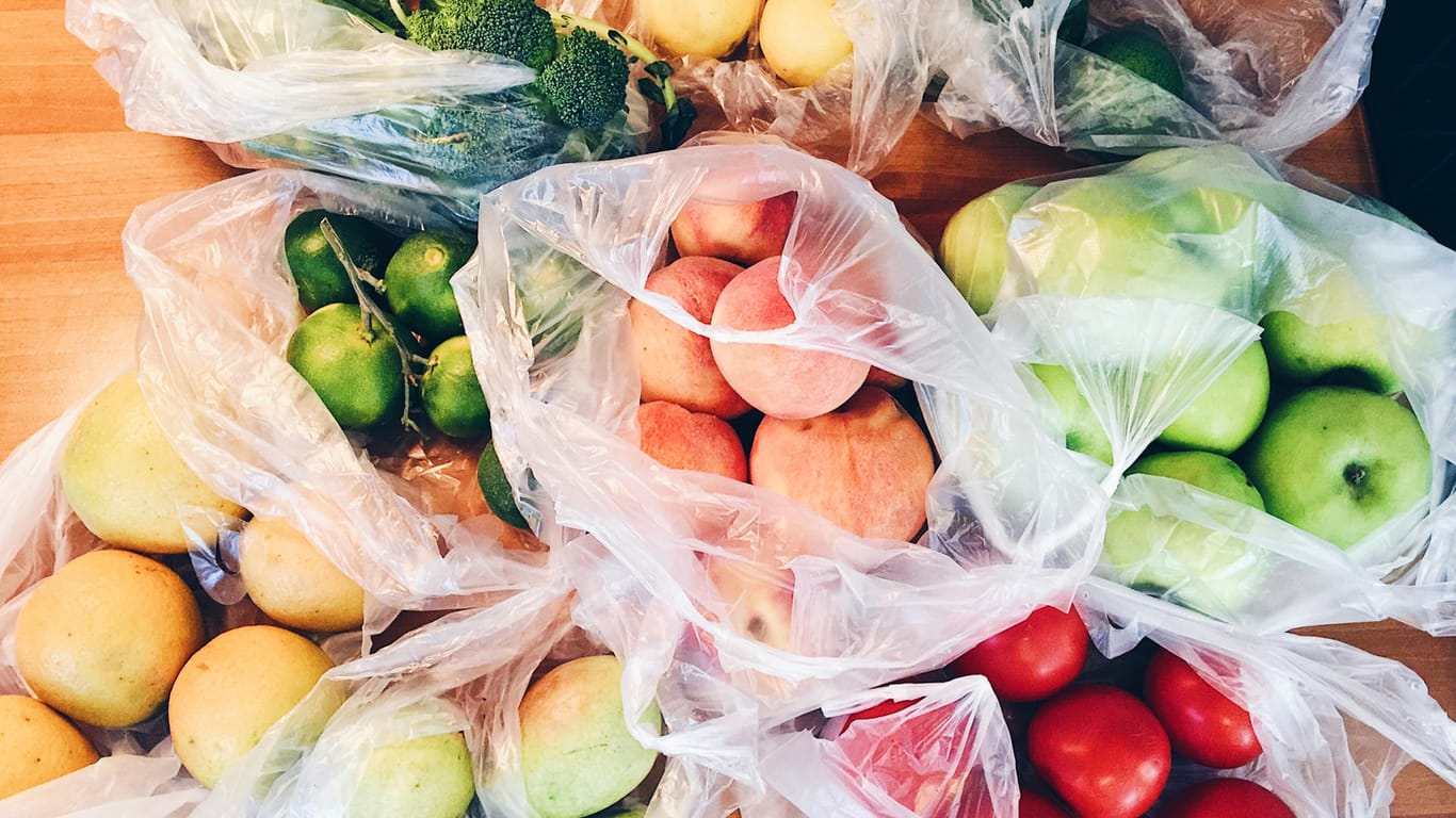 Obst und Gemüse in Kunststofftüten: Aldi will bald bei Bio-Tomaten Graspapier- und Zuckerrohrschalen als Verpackungsalternativen testen.