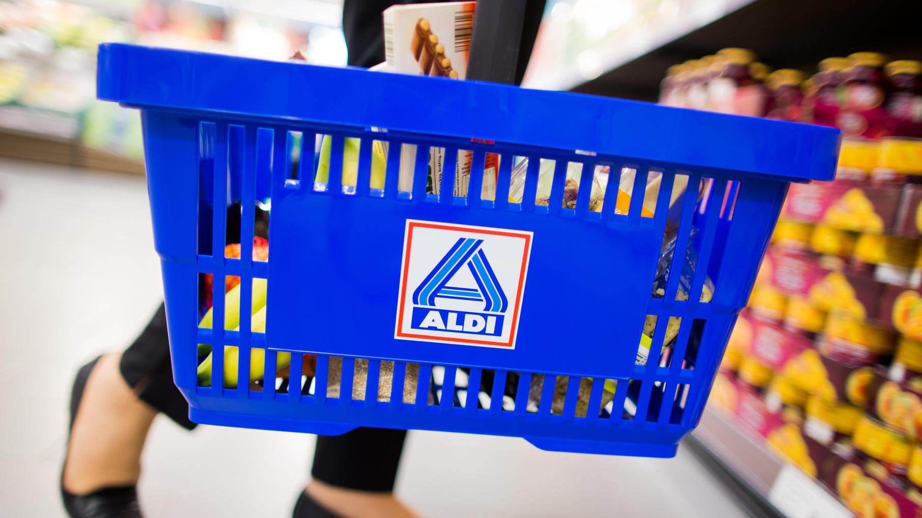 Eine Frau kauft bei Aldi Nord ein: Die deutschen Discounter haben dem Plastikmüll den Kampf angesagt.