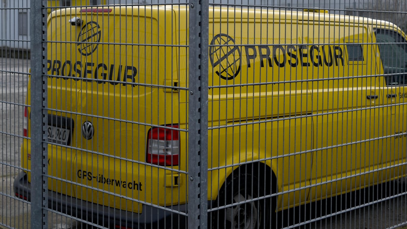 Ein Transportfahrzeug vor dem Gebäude von Prosegur bei Kiel: Aus einem Geldtransporter des Unternehmens verschwanden über zwei Millionen Euro.
