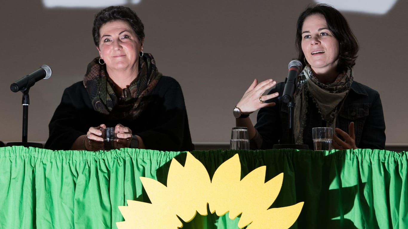 Anja Piel (l) und Annalena Baerbock: Eine von beiden wird wohl an die Parteispitze gewählt. Theoretisch könnten es auch beide sein.