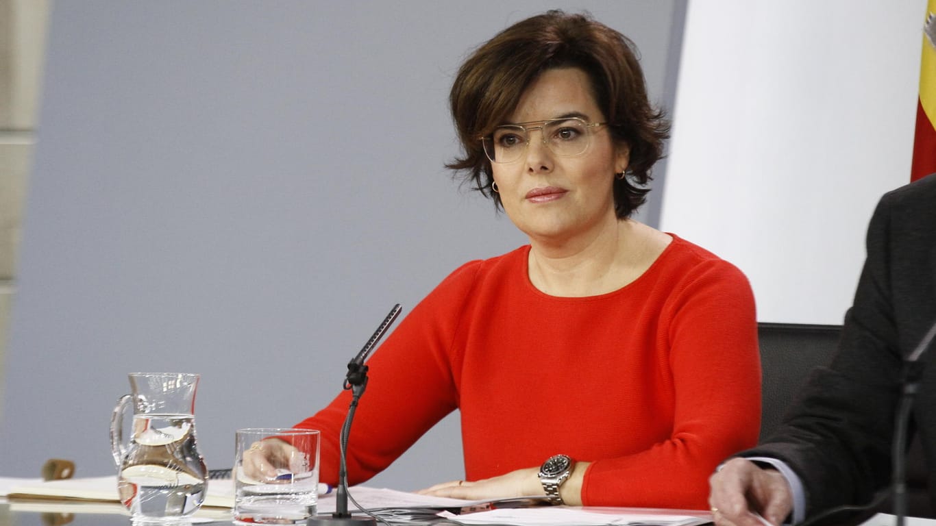 Die stellvertretende Regierungschefin Soraya Sáenz de Santamaría bei einer Pressekonferenz in Madrid: Die spanische Regierung wird die Ernennung des Separatisten Carles Puigdemont zum Kandidaten für das Amt des katalanischen Regionalpräsidenten vor dem Verfassungsgericht anfechten.
