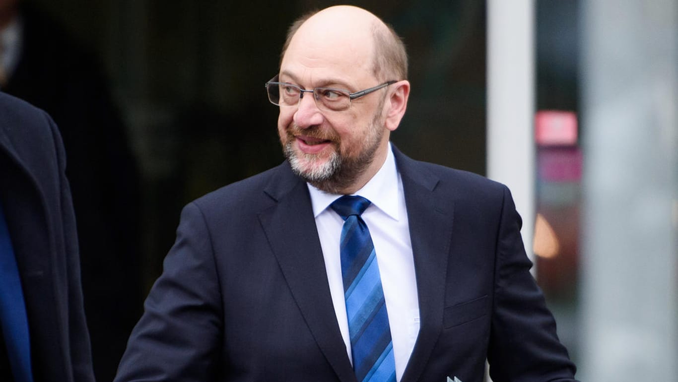 Martin Schulz verlässt das Konrad-Adenauer-Haus nach dem Beginn der Koalitionsverhandlungen von Union und SPD: Der SPD-Chef ist als Außen- oder als Finanzminister im Gespräch.