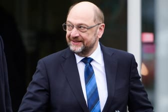 Martin Schulz verlässt das Konrad-Adenauer-Haus nach dem Beginn der Koalitionsverhandlungen von Union und SPD: Der SPD-Chef ist als Außen- oder als Finanzminister im Gespräch.