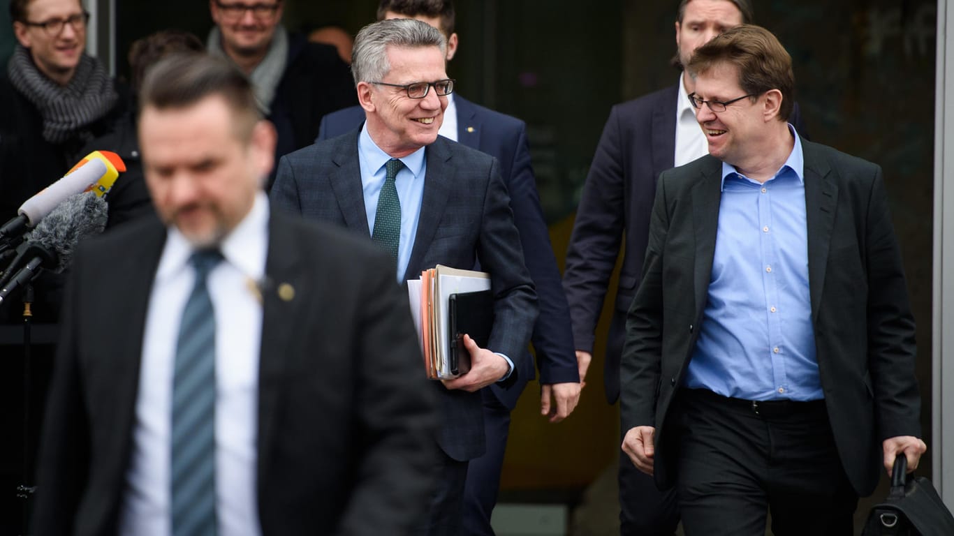 Thomas de Maiziere und Ralf Stegner nach dem Beginn der Koalitionsverhandlungen: Union und SPD wollen bereits nächste Woche die Verhandlungen beenden.