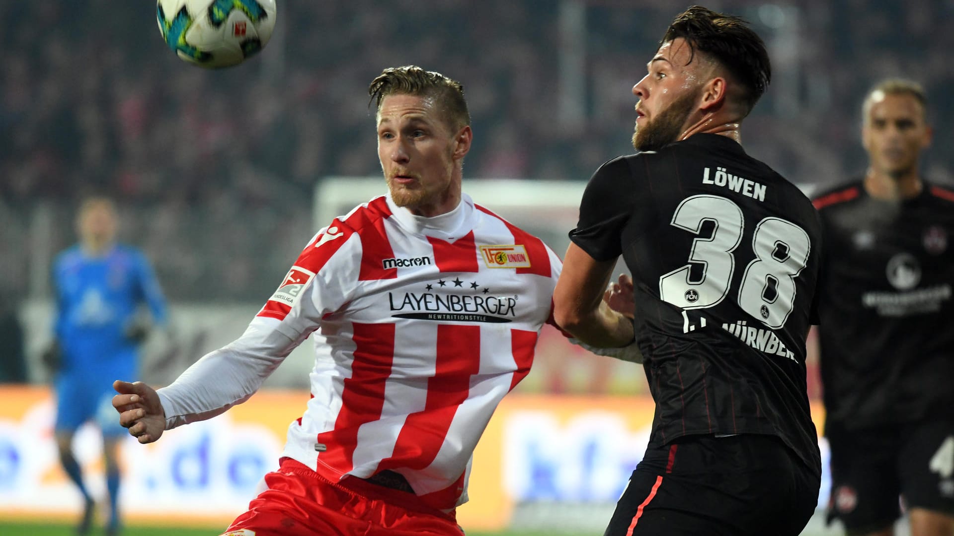 Duell auf Augenhöhe: Unions Sebastian Polter (l.) kämpft gegen Nürnbergs Eduard Löwen um den Ball. Duell auf Augenhöhe: Unions Sebastian Polter (l.) kämpft gegen Nürnbergs Eduard Löwen um den Ball.