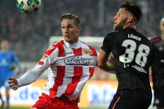 Duell auf Augenhöhe: Unions Sebastian Polter (l.) kämpft gegen Nürnbergs Eduard Löwen um den Ball.