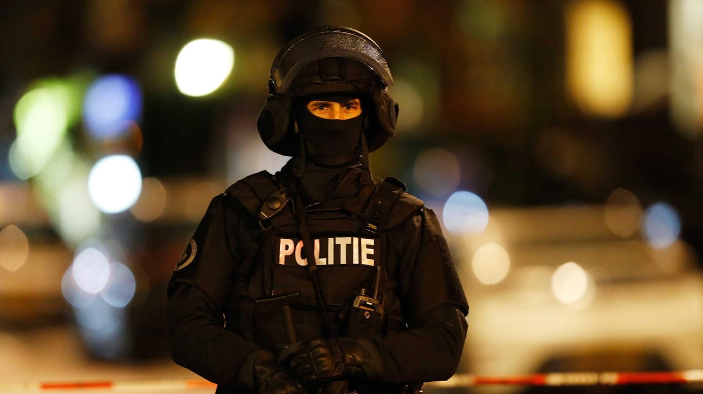 Niederländischer Polizist in Schutzkleidung: In Amsterdam soll es eine blutige Schießerei gegeben haben.