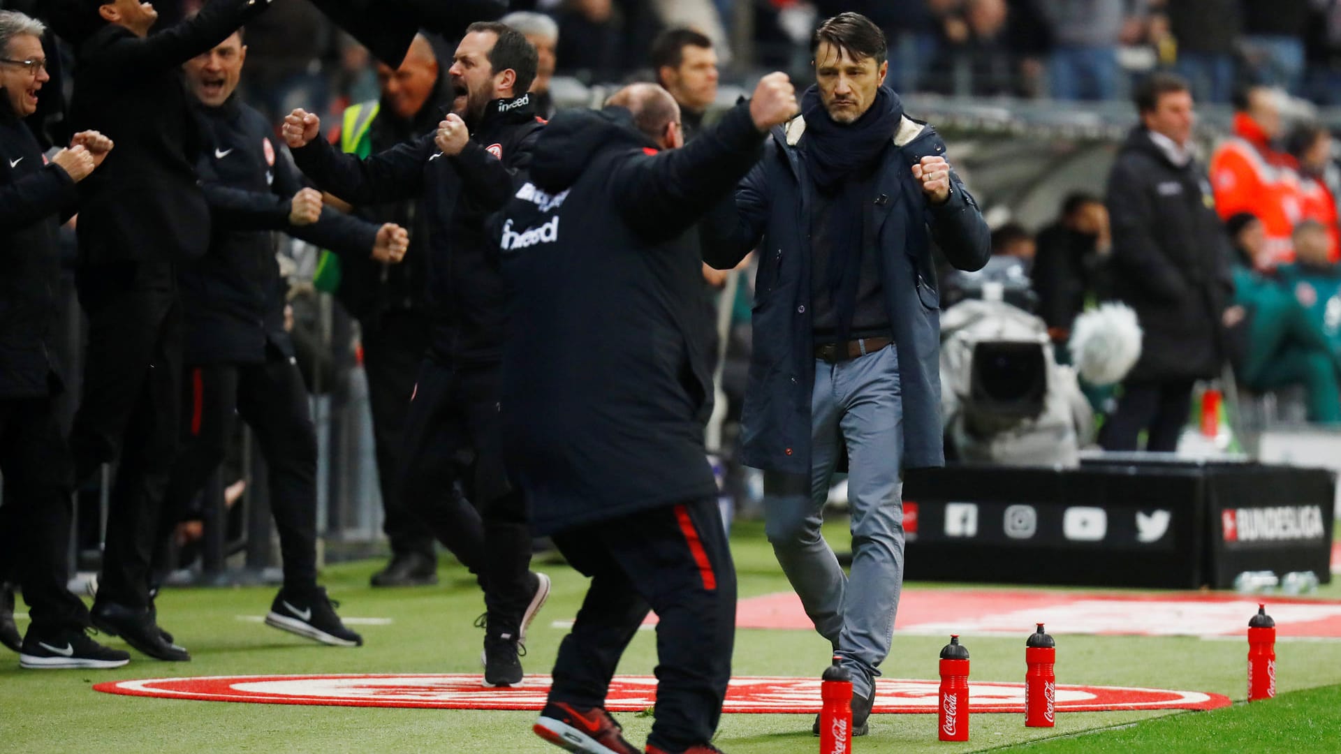 Jubel auf der Frankfurter Bank: Endlich glänzt die Eintracht auch im eigenen Stadion.