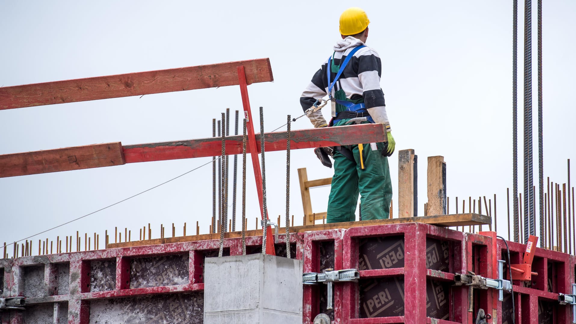 Männer arbeiten auf einer Baustelle in München: Die deutsche Wirtschaft ist nach Einschätzung von Ökonomen mit einem kräftigen binnen- und außenwirtschaftlichen Schub ins neue Jahr gestartet. Männer arbeiten auf einer Baustelle in München: Die deutsche Wirtschaft ist nach Einschätzung von Ökonomen mit einem kräftigen binnen- und außenwirtschaftlichen Schub ins neue Jahr gestartet.