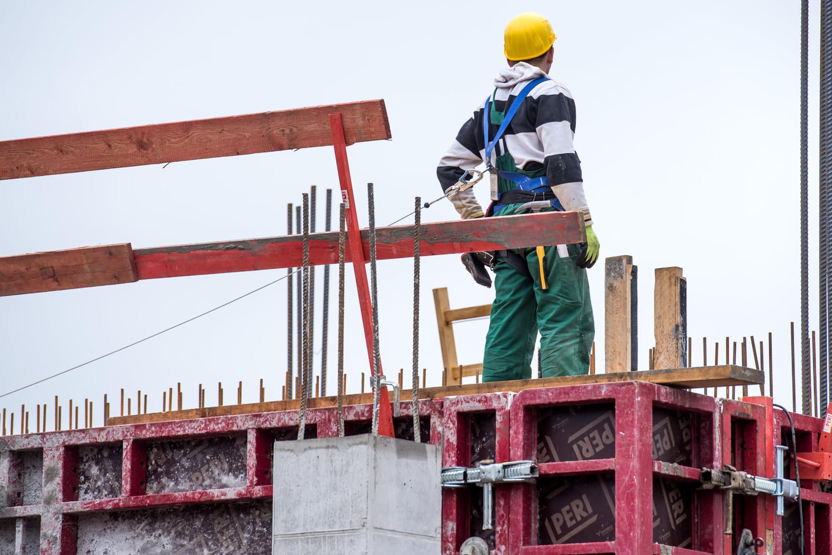 Männer arbeiten auf einer Baustelle in München: Die deutsche Wirtschaft ist nach Einschätzung von Ökonomen mit einem kräftigen binnen- und außenwirtschaftlichen Schub ins neue Jahr gestartet.