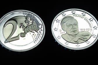 Zwei-Euro-Münzen mit dem ehemaligen Bundeskanzler Helmut Schmidt: 30 Millionen Exemplare der Gedenkmünze kommen in Umlauf.