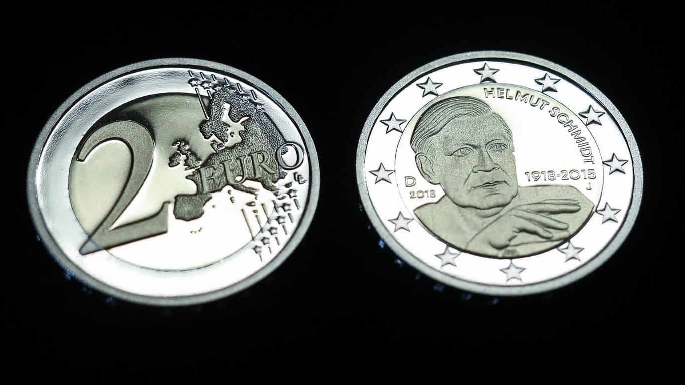 Zwei-Euro-Münzen mit dem ehemaligen Bundeskanzler Helmut Schmidt: 30 Millionen Exemplare der Gedenkmünze kommen in Umlauf.