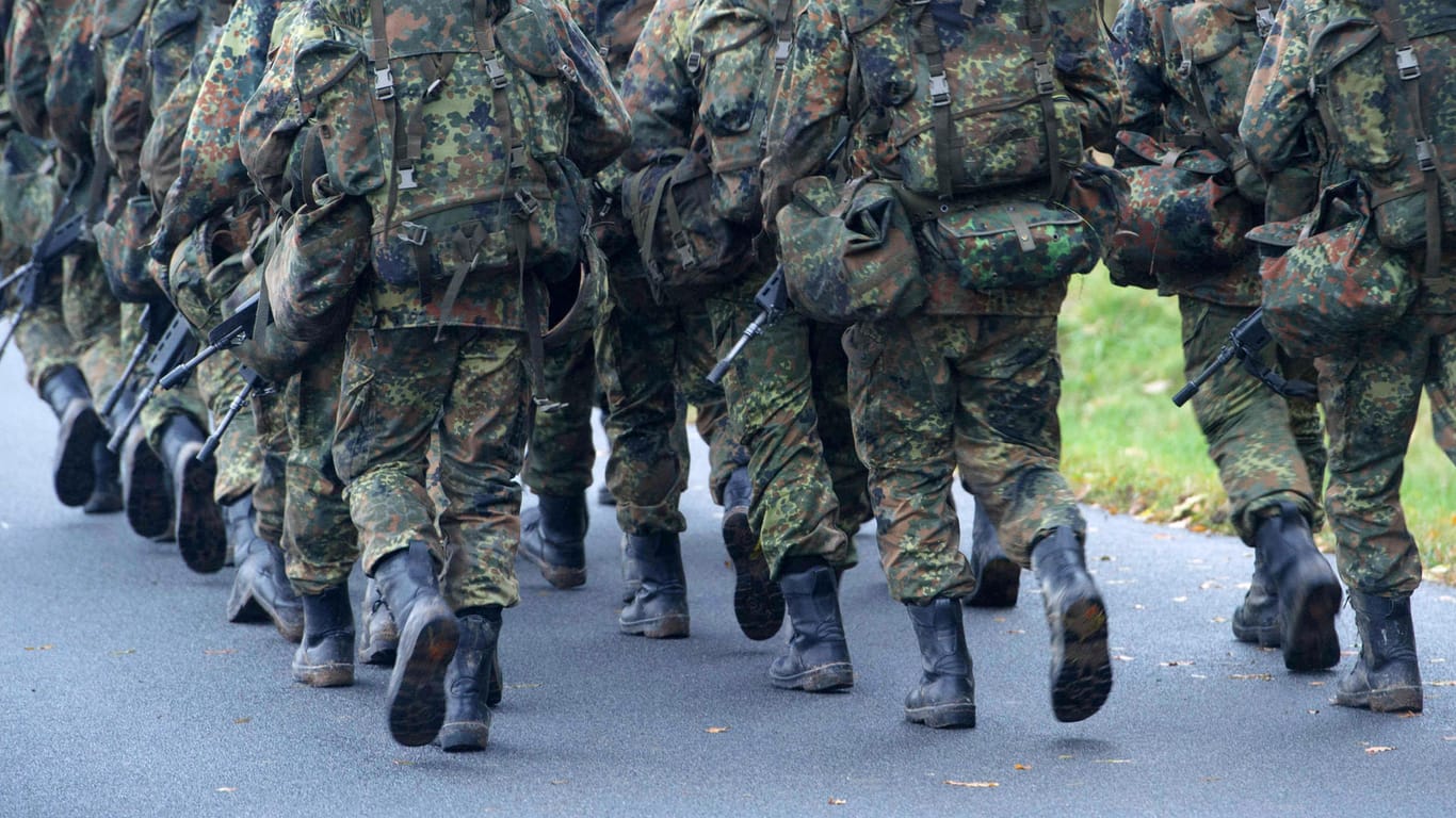 Bundeswehr-Soldaten in der Grundausbildung marschieren: Im vergangenen Jahr sind die Fälle von angezeigter sexueller Gewalt bei der Truppe um 80 Prozent gestiegen.