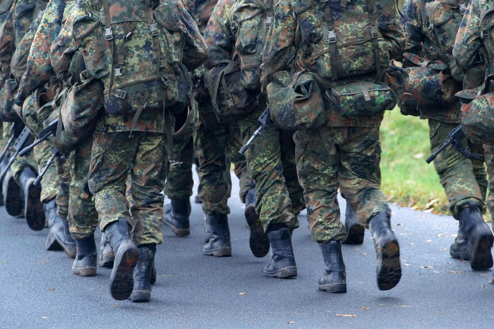 Bundeswehr-Soldaten in der Grundausbildung marschieren: Im vergangenen Jahr sind die Fälle von angezeigter sexueller Gewalt bei der Truppe um 80 Prozent gestiegen.