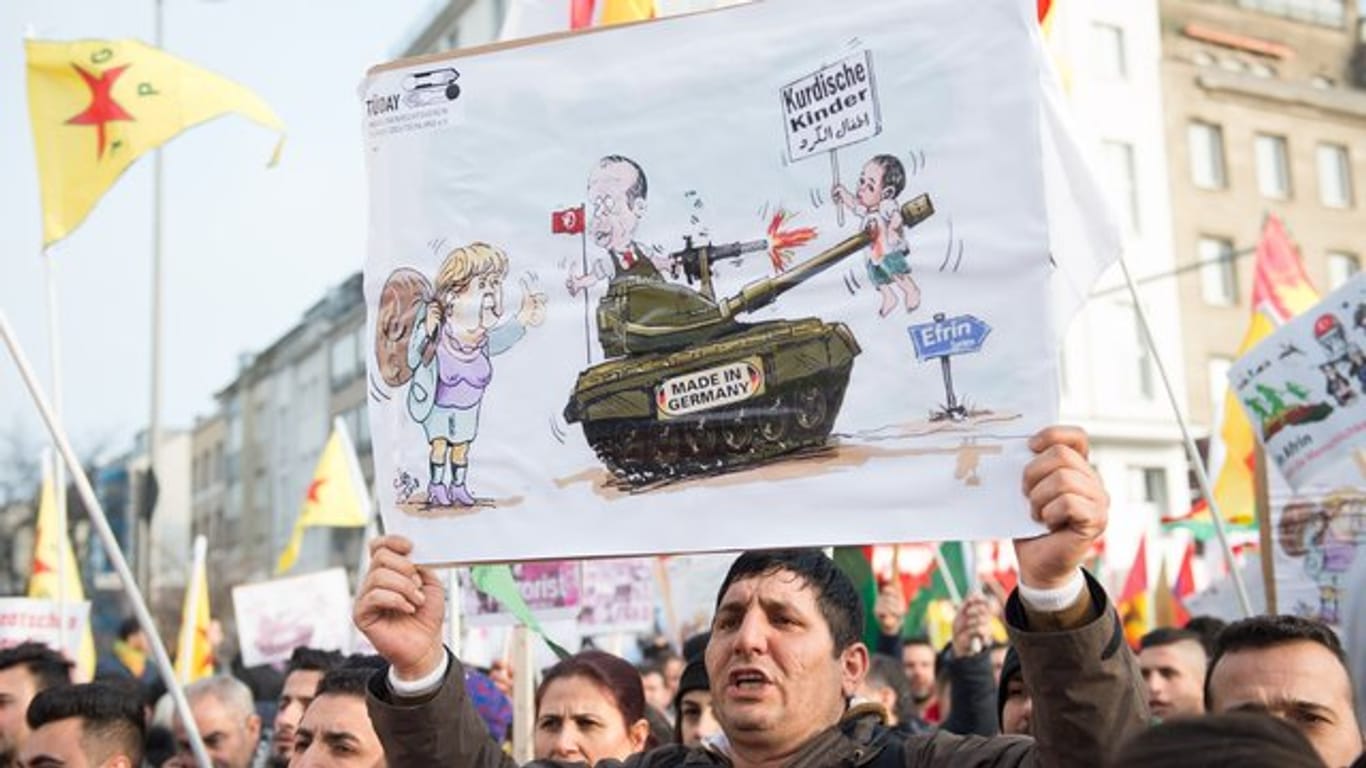 Protest gegen deutsche Panzer, die von der türkischen Armee angeblich gegen Kurden in Syrien eingesetzt werden.